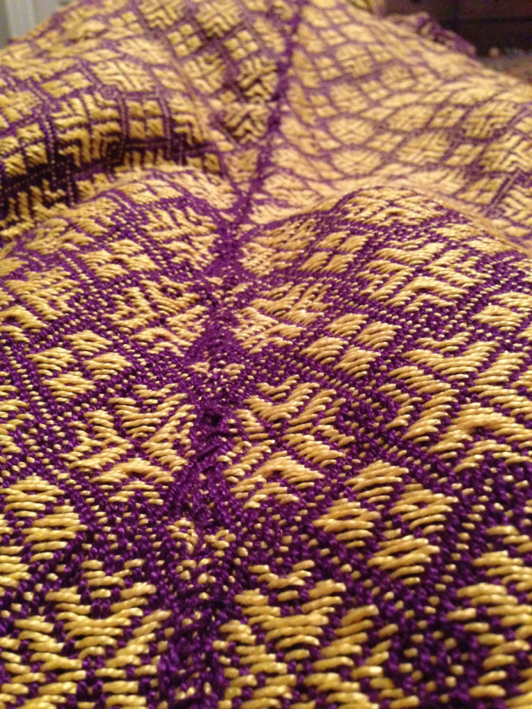 How the seam of the blankets look with the same weight, purple cotton yarn. Sticks out a little bit doesn't it?